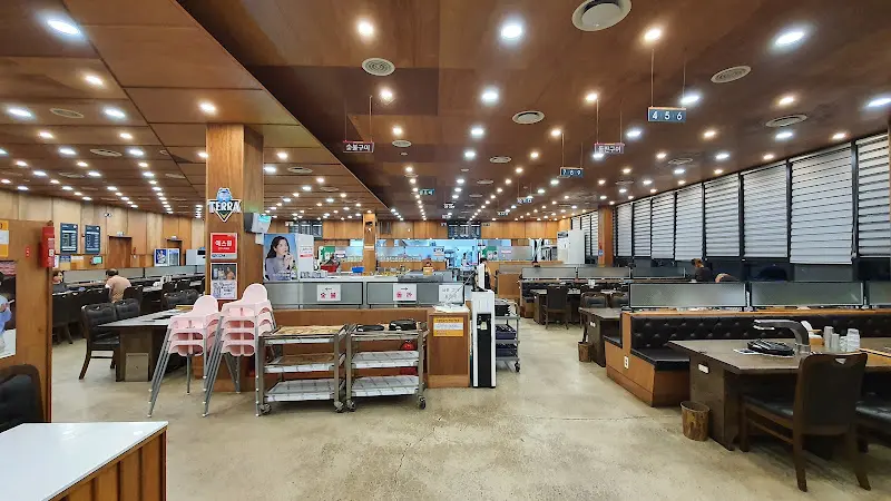 넓고 깔끔한 식당 내부 전경