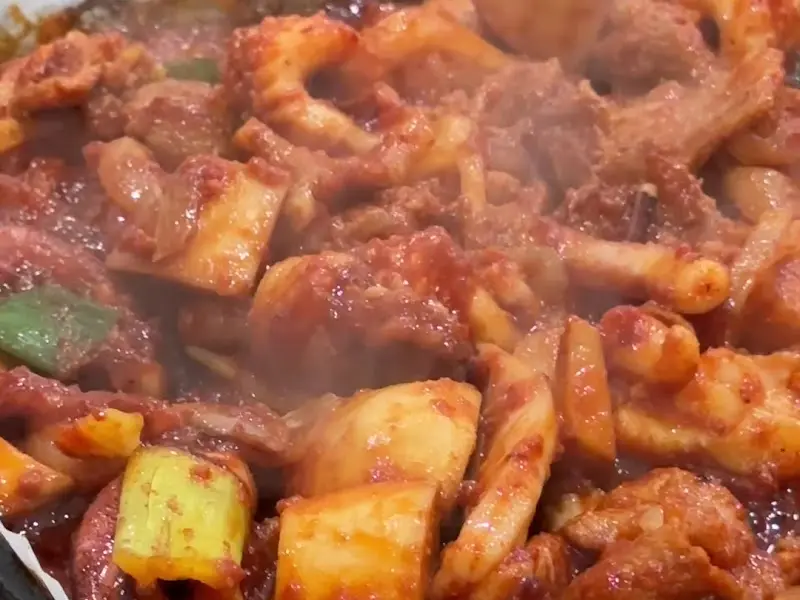 뜨거운 김이 모락모락 나는 오징어구이