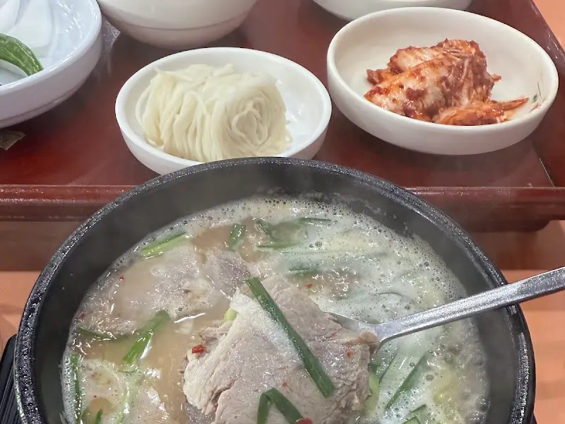 다진 양념이 풀어진 돼지국밥