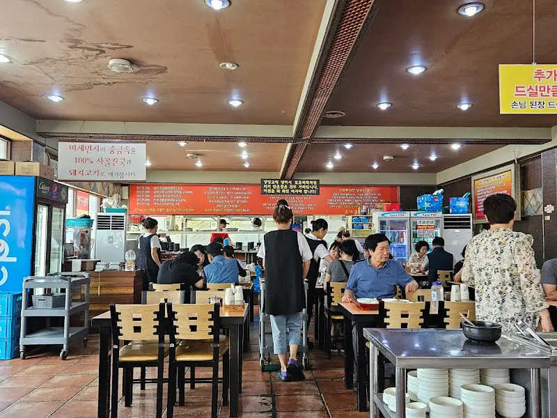 장수촌 돼지국밥 내부