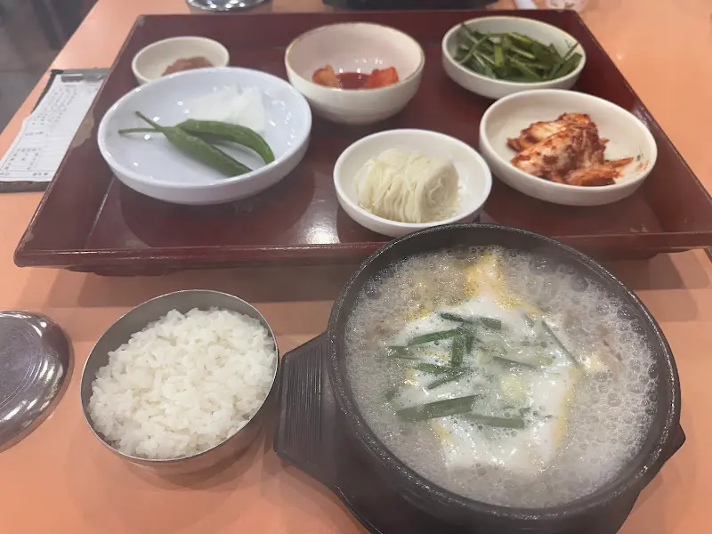 돼지국밥과 밥 한 공기