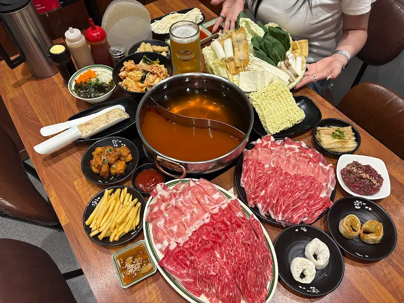 테이블 가득 차려진 샤브샤브 한 상 차림