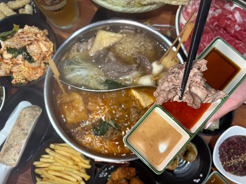 육수에 샤브샤브 재료를 넣어 익히는 모습