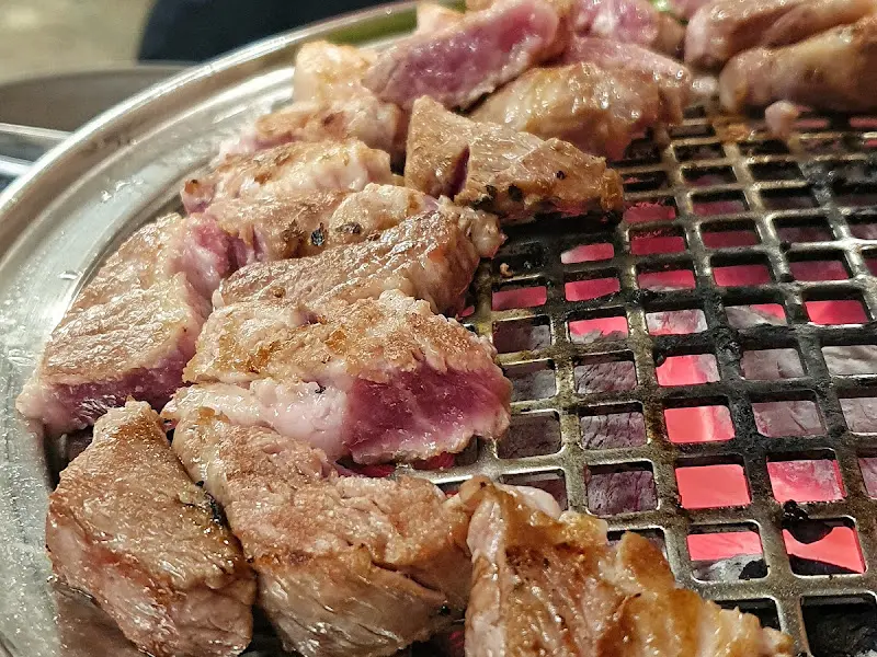 잘 구워진 돼지고기의 단면