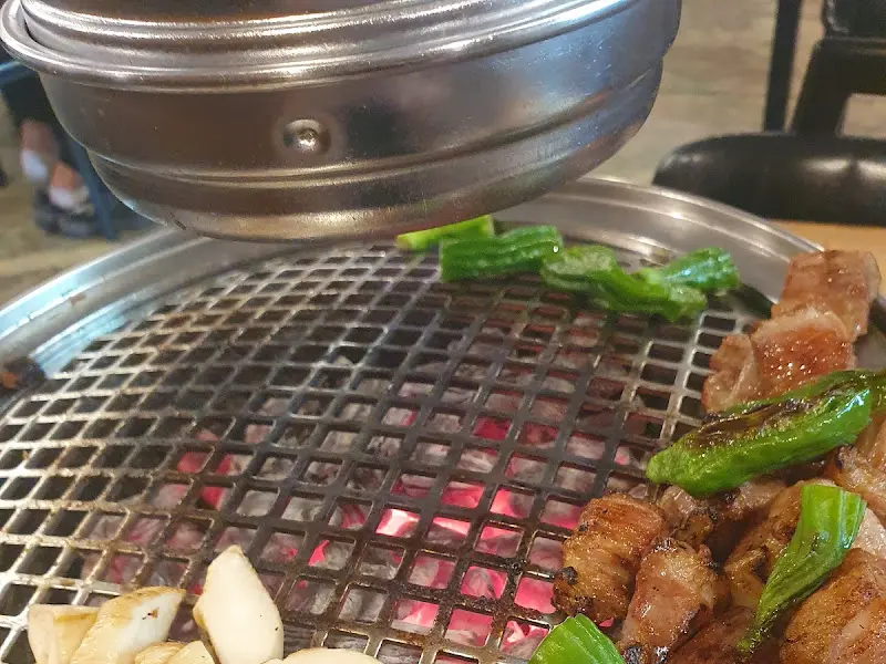 불판 위의 고기와 버섯, 마늘