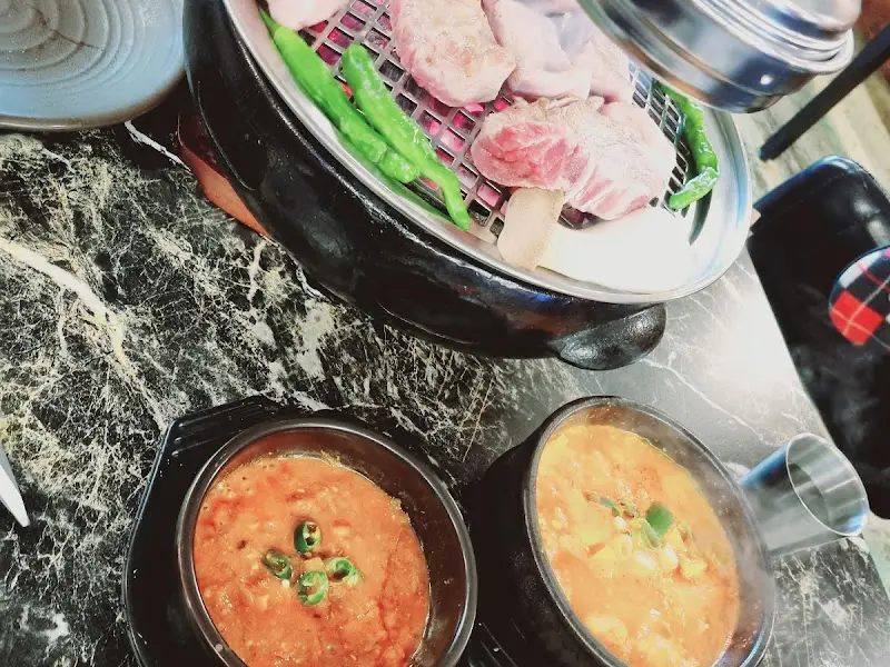 테이블 위에 놓여진 찌개와 고기