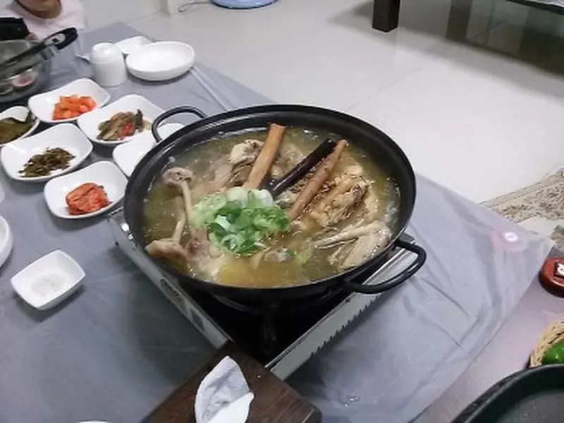 푸짐한 닭백숙 한 상