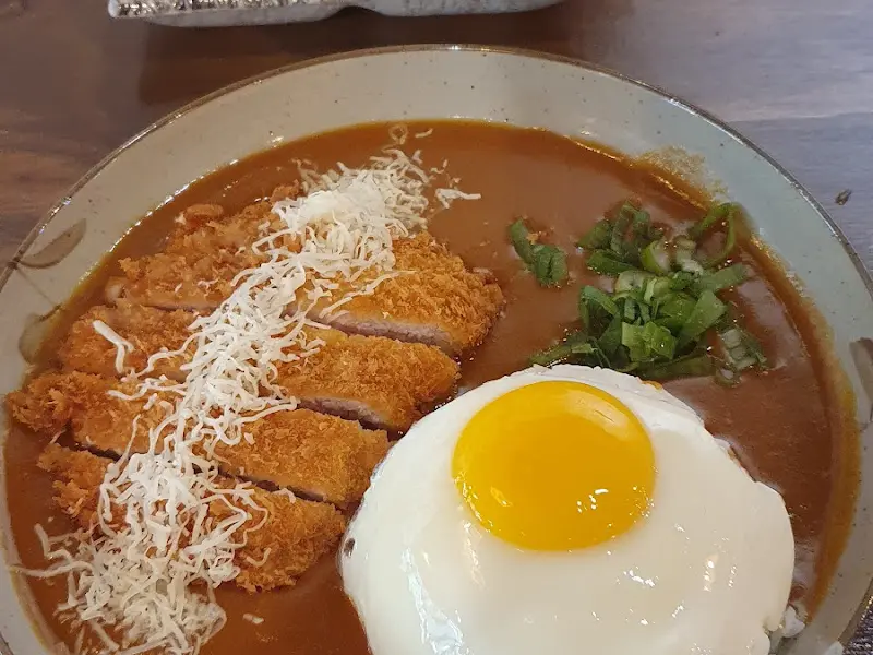 매운 소스와 치즈가 추가된 더블 가츠동