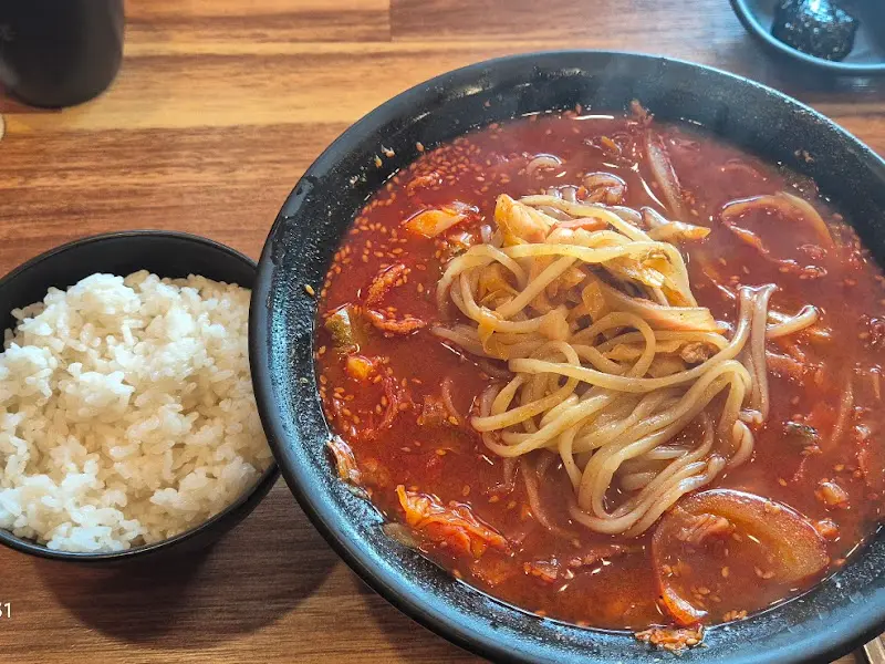 짬뽕밥과 밥 한 공기
