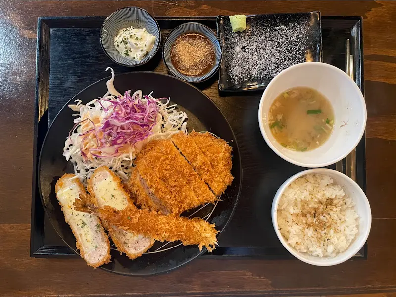 정갈하게 차려진 돈까스 정식