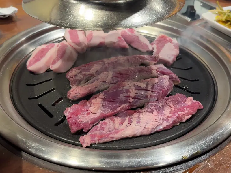 불판 위의 고기