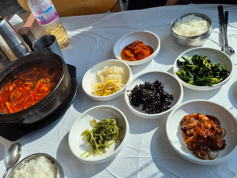 해물된장찌개와 밑반찬