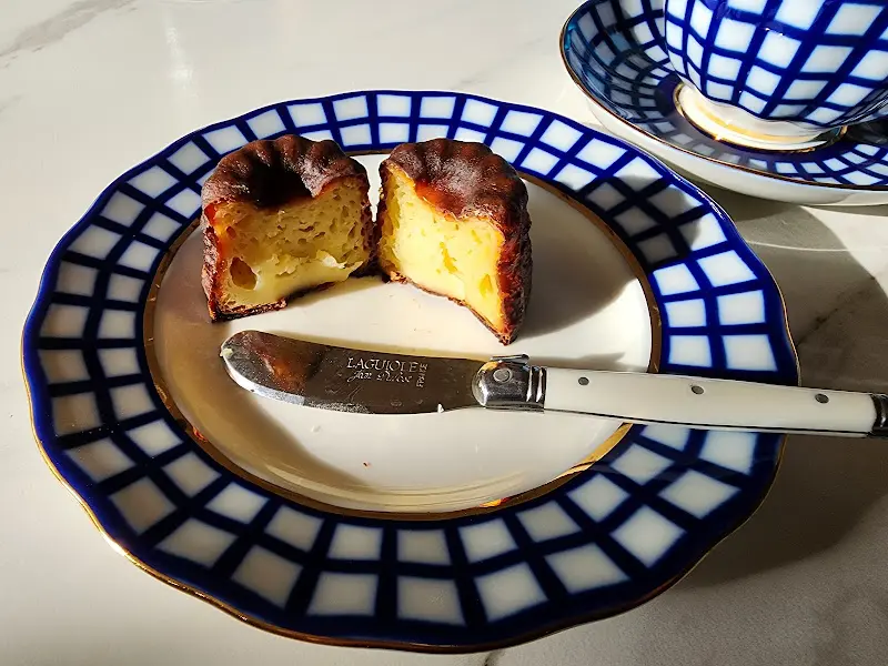 겉바속촉 카눌레 단면