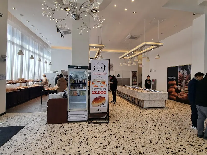 넓고 탁 트인 실내