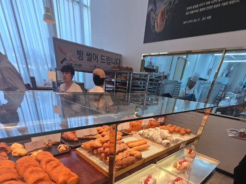 빵을 고르는 사람들