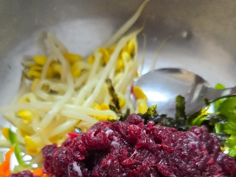 신선한 육회가 듬뿍 들어간 육회비빔밥