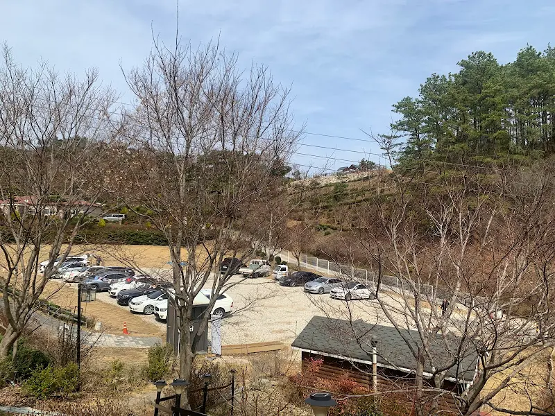 식당에서 바라본 주차장 풍경