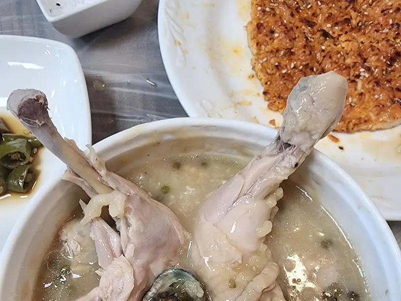 닭백숙의 뽀얀 국물