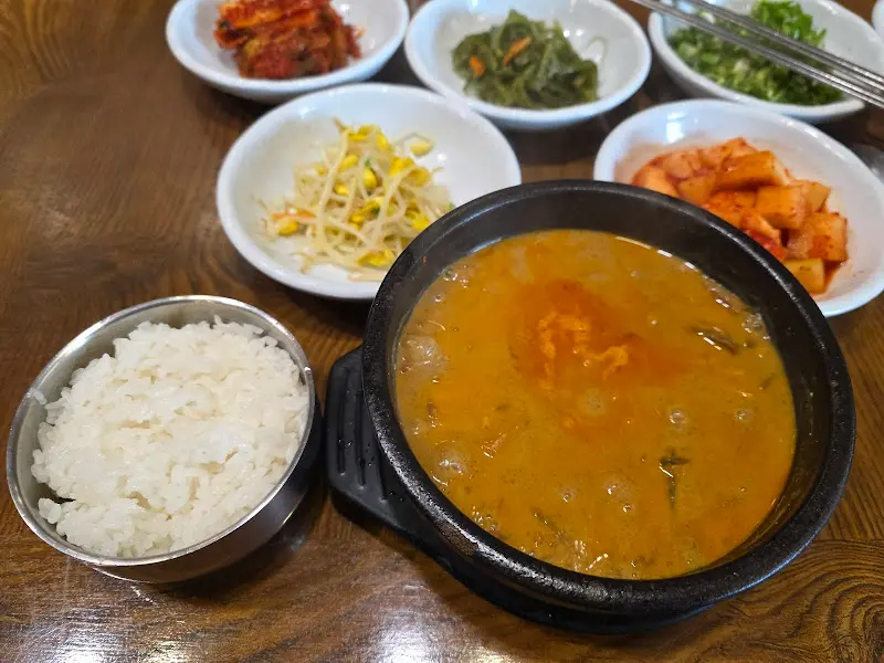 밥 한 공기를 말아 김치와 함께 먹는 곰탕