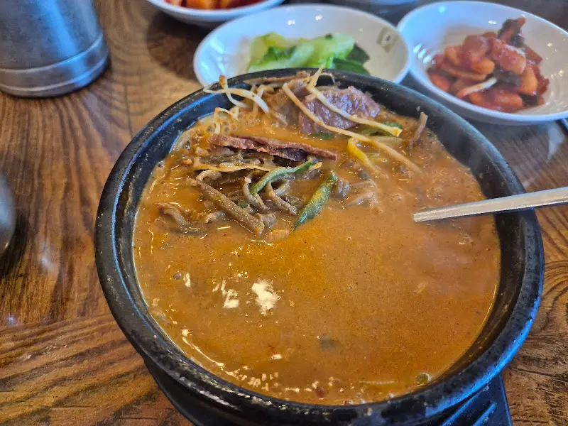 뚝배기 안을 가득 채운 곰탕의 모습