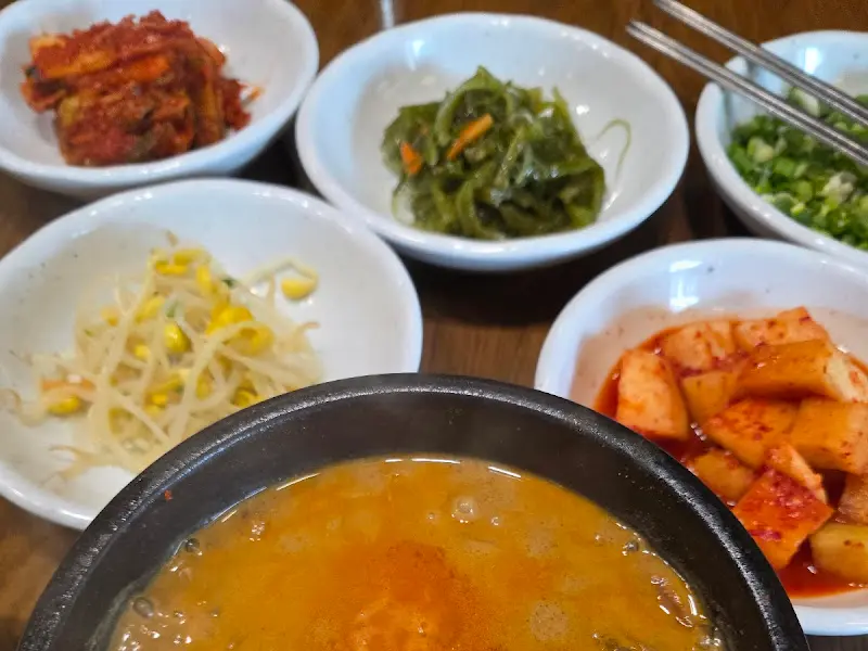 정갈하게 차려진 밑반찬들의 모습