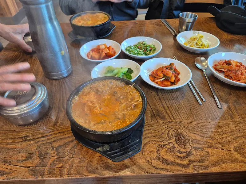 테이블 위에 차려진 곰탕과 밑반찬 전체 모습
