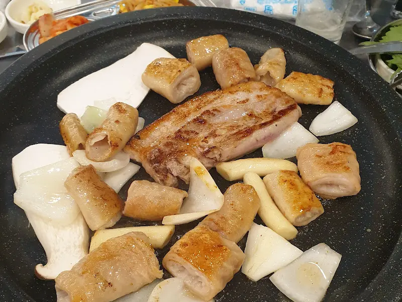 막창과 버섯, 양파를 함께 구운 모습