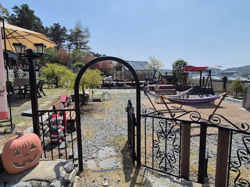 벚꽃언덕 베이커리카페 야외 정원