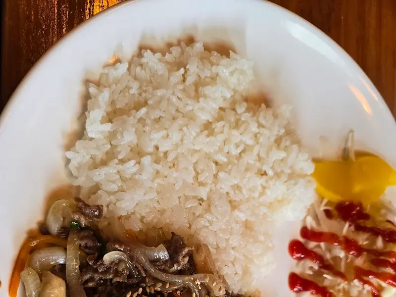 돈까스와 함께 제공되는 밥