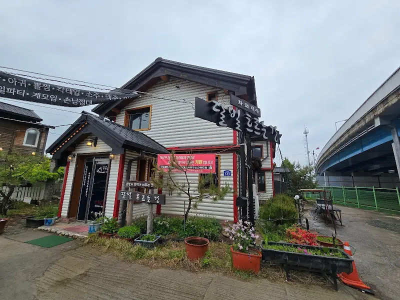 달빛 흐르는 강 외관