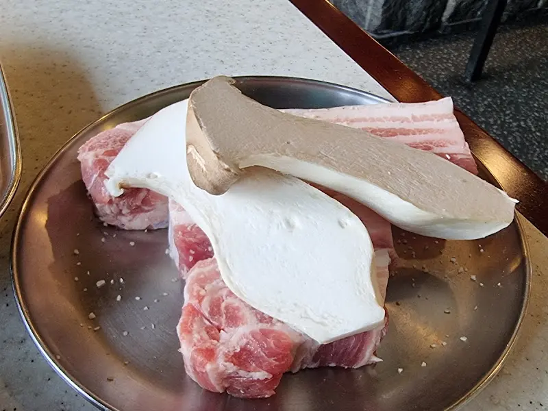 두툼한 고기와 버섯