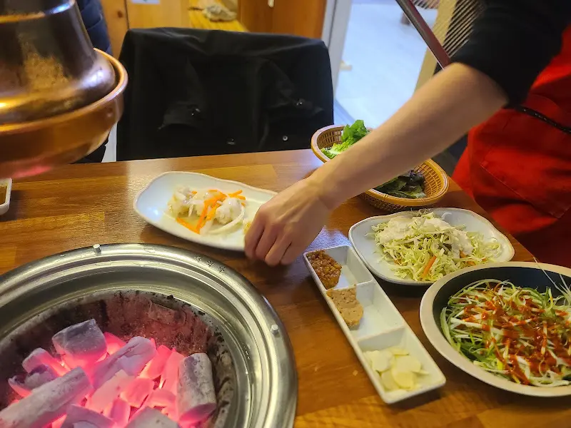 테이블에 차려진 밑반찬