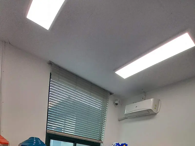 놀이방 천장의 에어컨과 조명