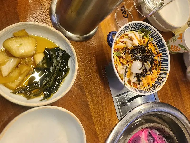 테이블 위에 놓인 밑반찬