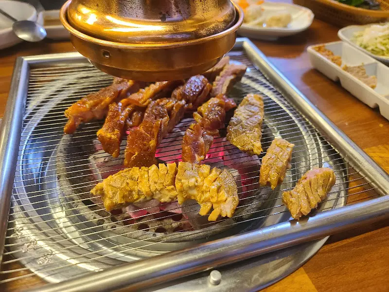 숯불 위에서 구워지는 스테이크