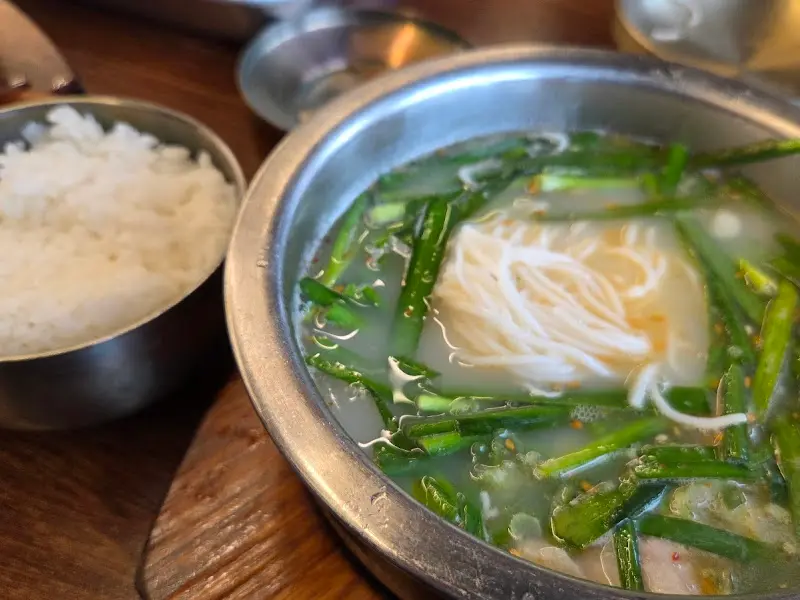 소면을 넣어 더욱 푸짐해진 돼지국밥