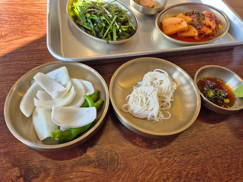 돼지국밥과 함께 제공되는 기본 찬들