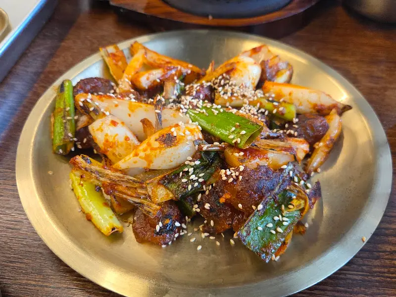 매콤한 양념과 불향이 인상적인 직화 스지볶음