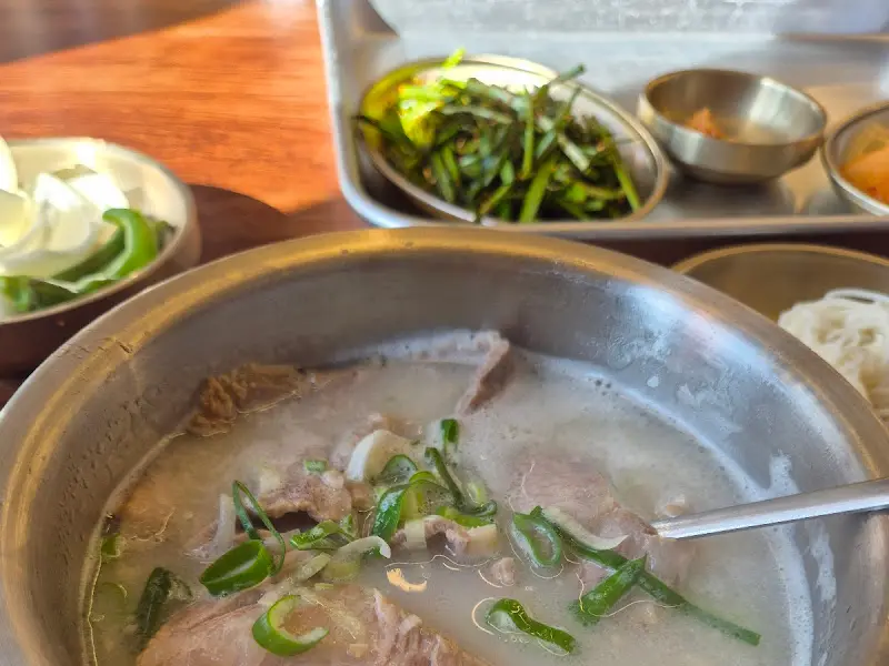 돼지국밥에 고기가 푸짐하게 들어가 있다