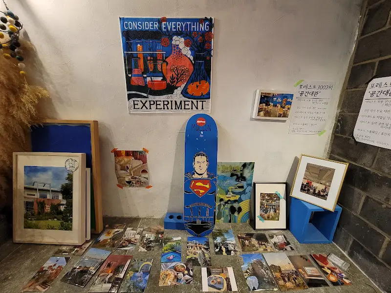 다양한 예술 작품들이 전시된 공간