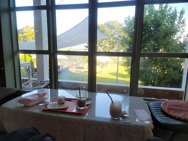 창밖 풍경을 바라보며 즐기는 여유