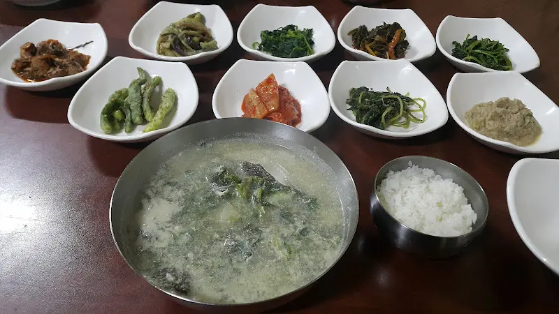 미주식당 밑반찬과 도다리쑥국