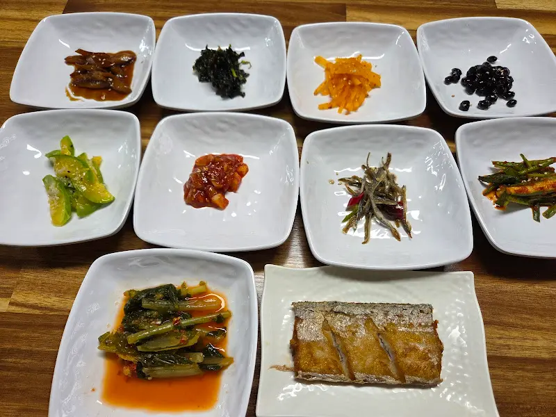 미주식당 다양한 반찬들