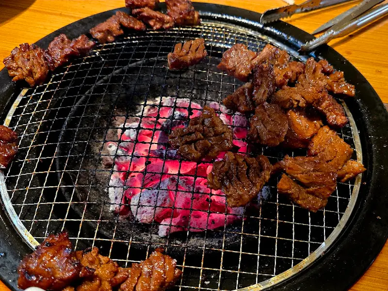 숯불 위에서 익어가는 양념갈비