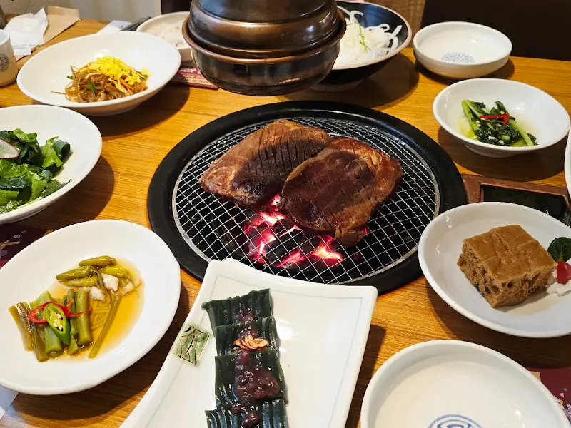 푸짐한 밑반찬과 숯불구이