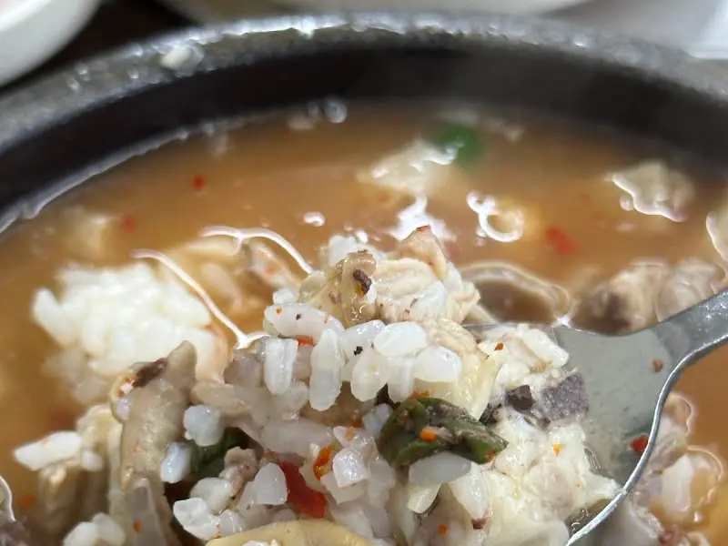 숟가락 위의 순대국밥