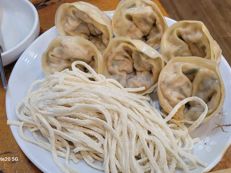 칼국수와 만두의 조화