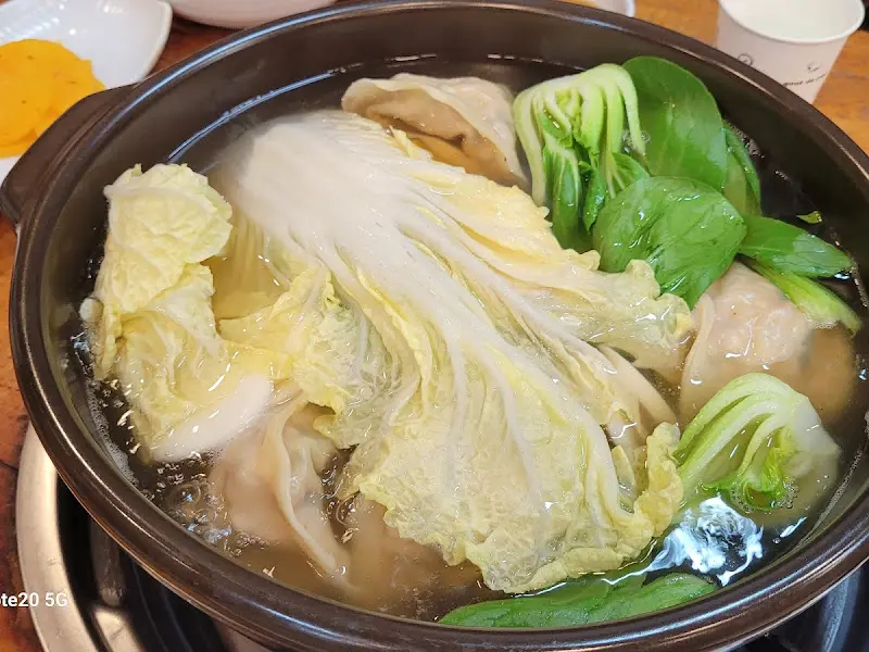 만두와 채소가 가득한 만두전골