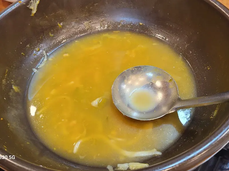 깔끔하게 비워진 만두전골 냄비