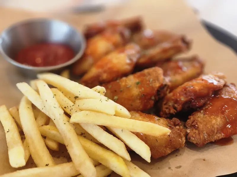 닭날개 튀김과 감자튀김